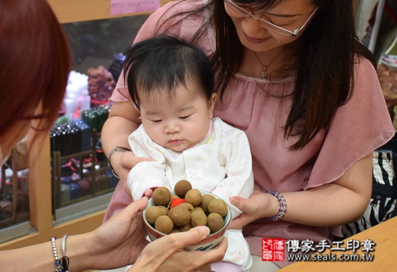 蕭寶寶(新北永和區嬰兒寶寶滿月剃頭理髮、免費嬰兒剃胎毛儀式吉祥話)。中國風會場，爸媽寶貝免費穿「日中韓」古裝禮服。專業拍照、DVD光碟、證書。★購買「臍帶章、肚臍章、胎毛筆刷印章」贈送：剃頭、收涎、抓周，三選一。 2015.09.26 照片9